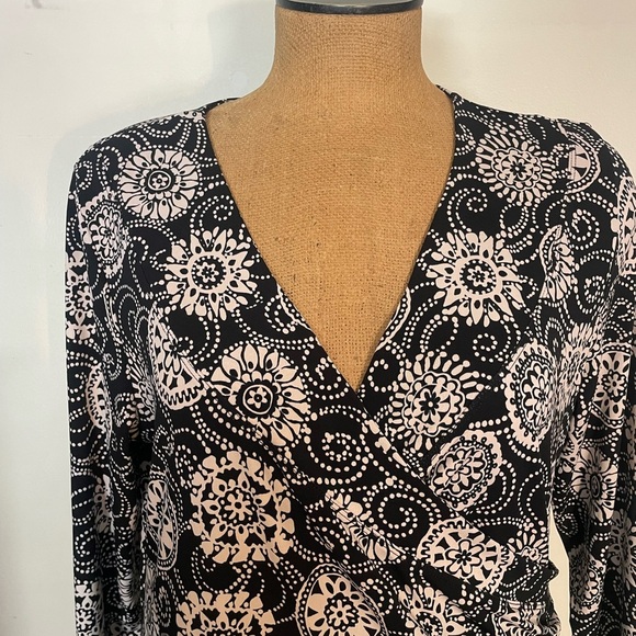 j.t.b. Women’s bk/wh flower design blouse crossover V at chest size XL - Picture 3 of 5